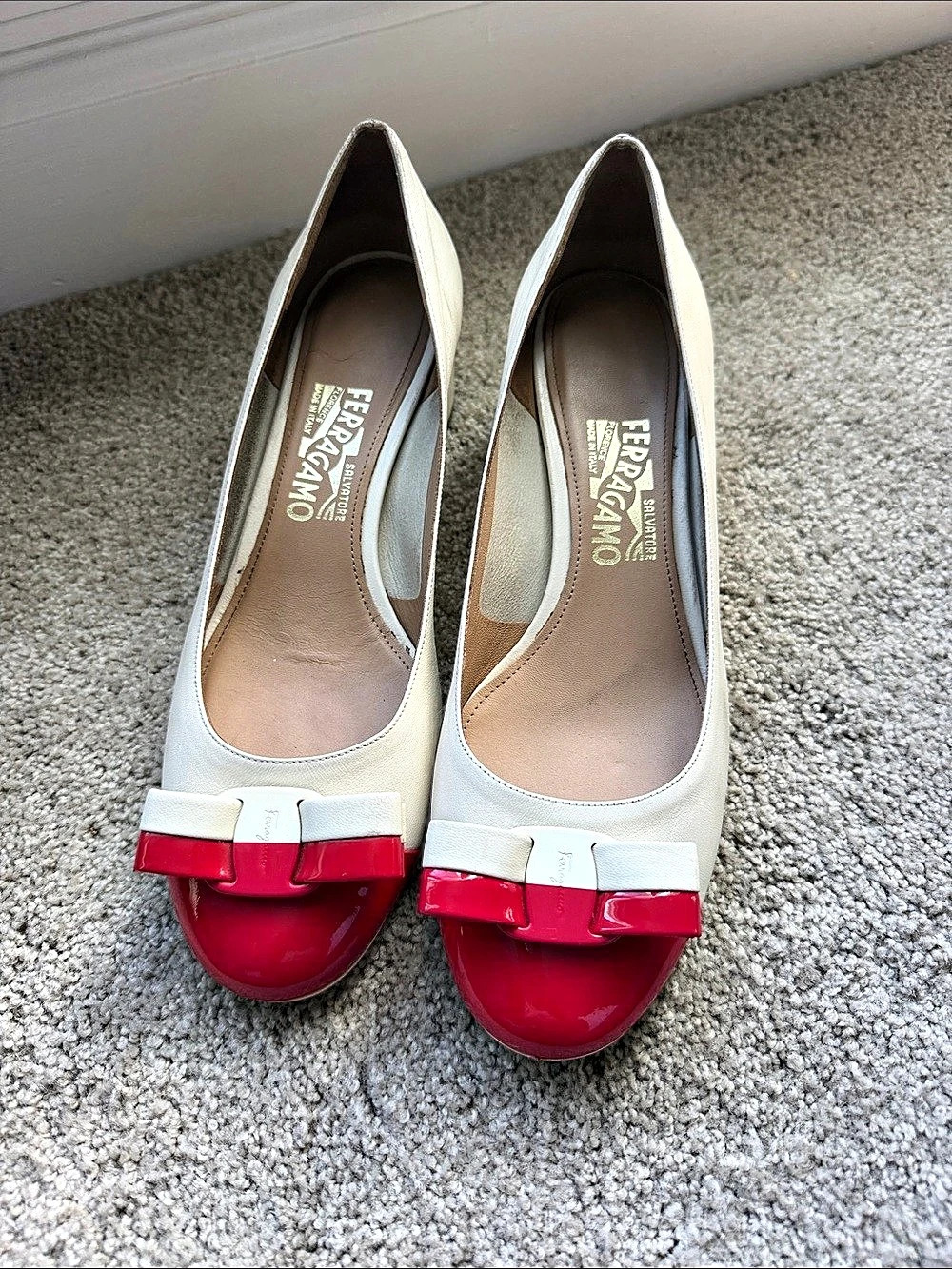 Salvatore Ferragamo Vara Bow Block Heel Pump Pumps in White & Red